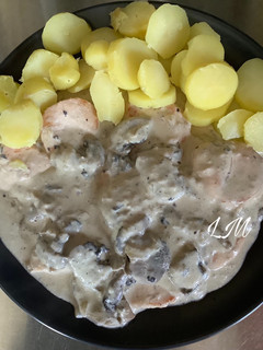 Una foto de Medallones de solomillo de pavo con salsa de champiñones en mambo y patatas en microondas