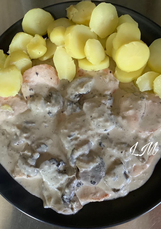 Una foto de Medallones de solomillo de pavo con salsa de champiñones en mambo y patatas en microondas