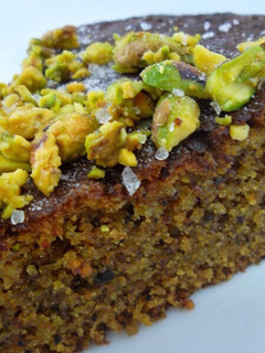 Una foto de Bizcocho de pistacho y cardamomo sin gluten