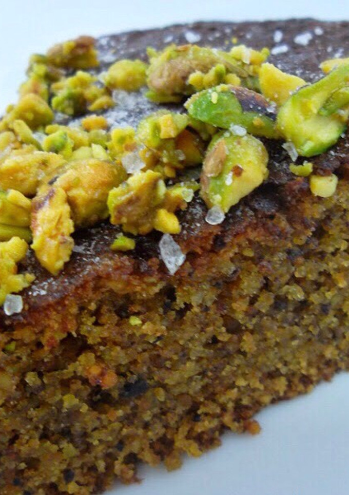 Una foto de Bizcocho de pistacho y cardamomo sin gluten