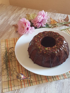 Una foto de Bundt cake de naranja y canela con cobertura de chocolate