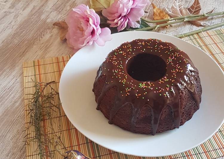 Bundt cake de naranja y canela con cobertura de chocolate