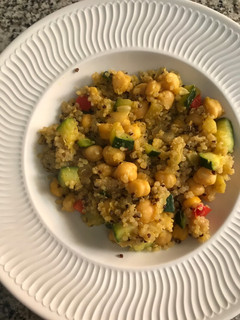 Una foto de Garbanzos con quinoa y verduras