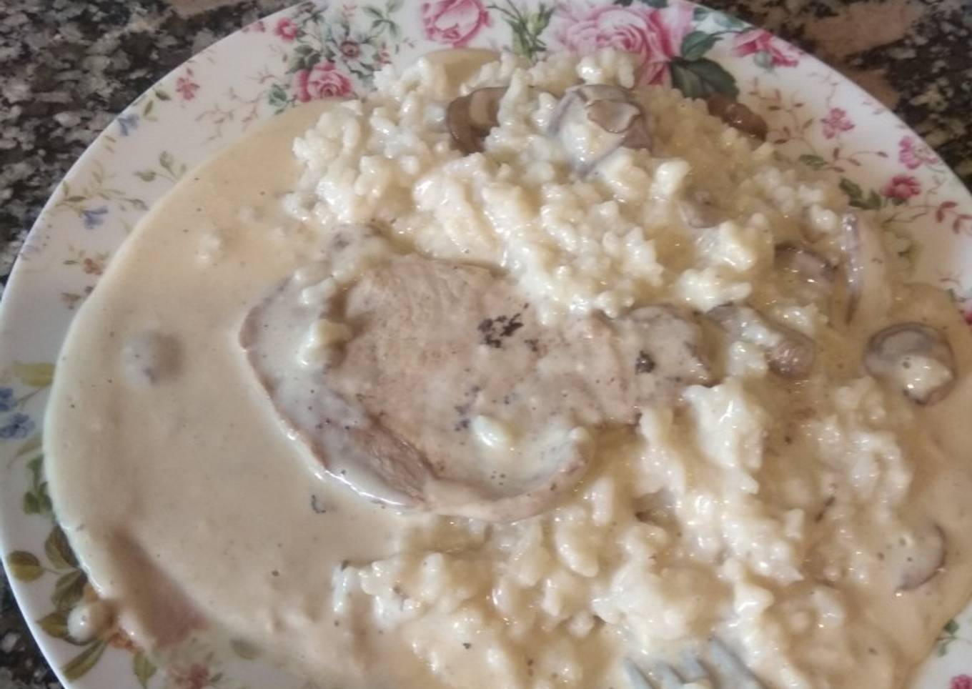 Risotto con champiñones y carne en salsa cremosa