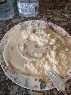 Una foto de Risotto con champiñones y carne en salsa cremosa