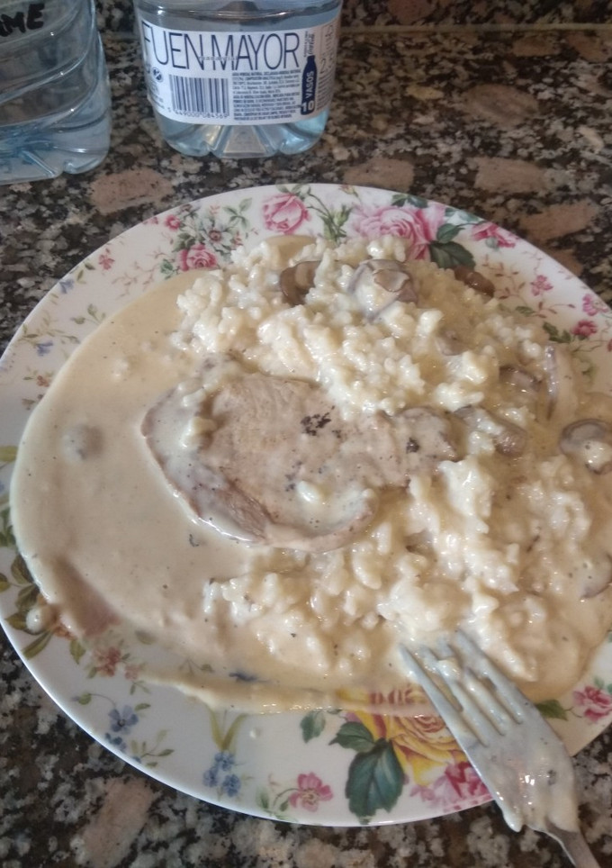 Una foto de Risotto con champiñones y carne en salsa cremosa