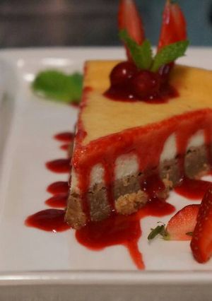 A picture of sour cream cheesecake .