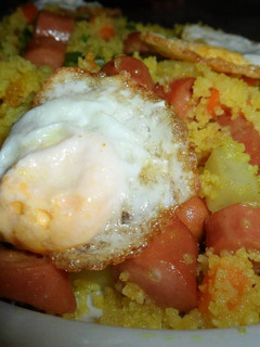 Una foto de Cous cous al ras hanout con verduras y frankfurt