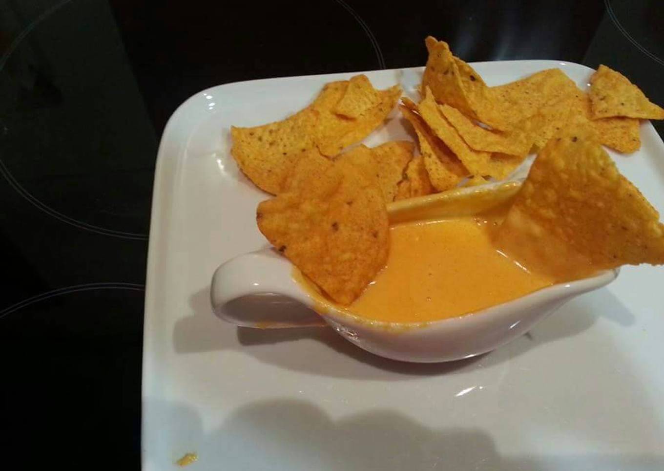 Nachos con salsa cheddar