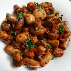 A picture of Garlic Mushroom with Chicken Sausage.