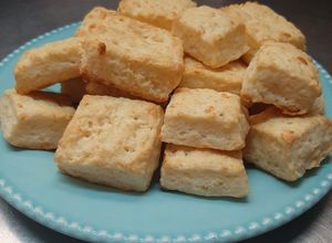 Una foto de Bizcochitos de parmesano y crema