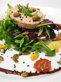 Ensalada con paté de ciervo, semillas caramelizadas y vinagre balsámico de frambuesa