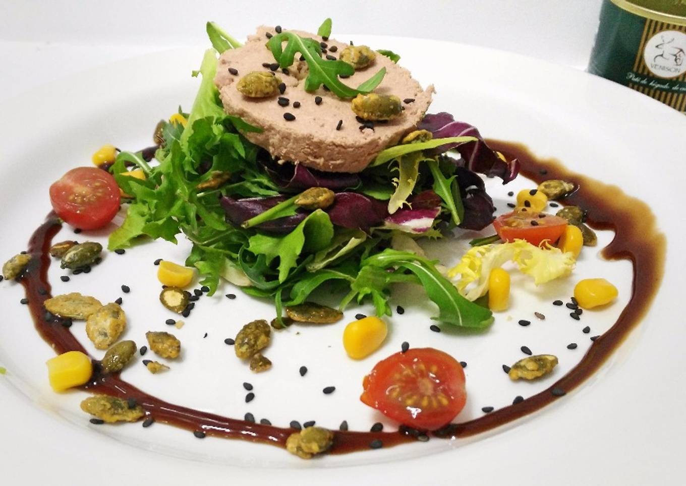 Ensalada con paté de ciervo, semillas caramelizadas y vinagre balsámico de frambuesa