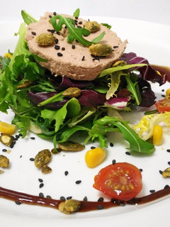 Una foto de Ensalada con paté de ciervo, semillas caramelizadas y vinagre balsámico de frambuesa