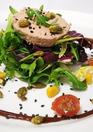 Foto principal de Ensalada con paté de ciervo, semillas caramelizadas y vinagre balsámico de frambuesa