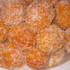 A picture of Papaya laddoo.