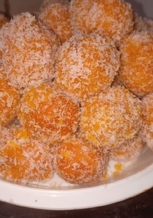 A picture of Papaya laddoo.