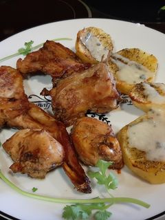 Una foto de Conejo al horno con guarnición de patatas