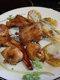 Una foto de Conejo al horno con guarnición de patatas