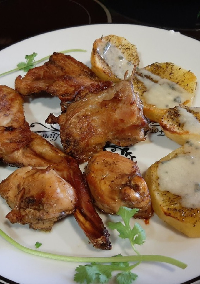 Una foto de Conejo al horno con guarnición de patatas