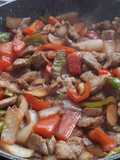 Bocaditos de cerdo al ajillo con verduras a la soja