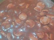 Una foto de salchichas en salsa