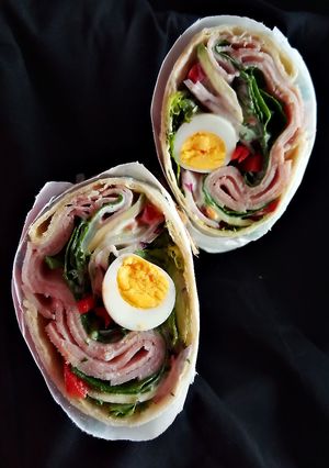 Zdjęcie przepisu Wrapy z szynką, warzywami i domowym sosem czosnkowym.