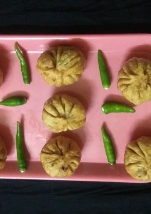 લીલી તુવેરની કચોરી(Lili tuver ni kachori recipe in Gujarati) રેસીપી મુખ્ય ફોટો