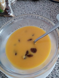Una foto de Crema de calabaza con pasas