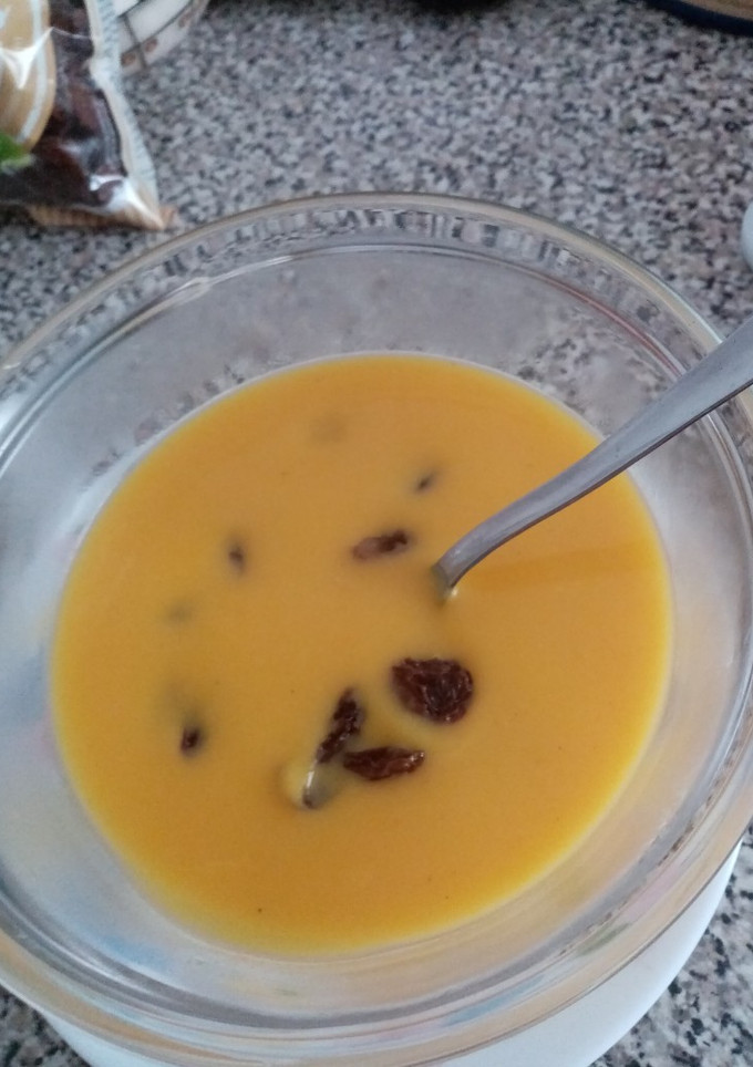 Una foto de Crema de calabaza con pasas