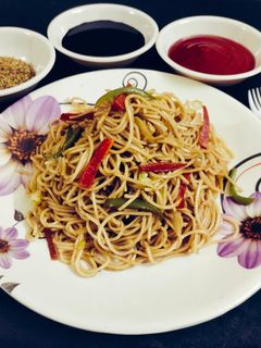 हक्का नूडल्स (hakka noodles recipe in Hindi) रेसिपी मुख्य फोटो