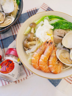 簡單做「鍋燒海鮮意麵」鰹魚湯頭好鮮甜!! 的食譜成品照片