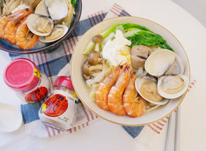 簡單做「鍋燒海鮮意麵」鰹魚湯頭好鮮甜！！ 的食譜成品照片