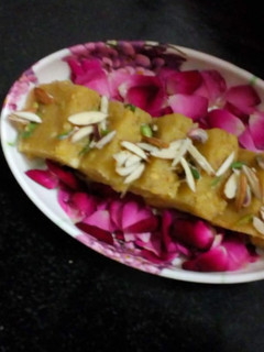 बेसन की बर्फी (Besan ki barfi recipe in hindi) रेसिपी मुख्य फोटो