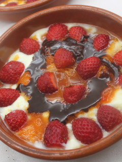 Una foto de Fresas y caki con yogurt