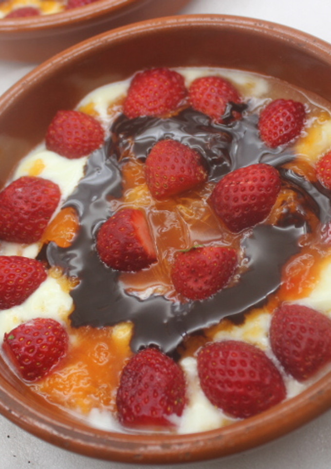 Una foto de Fresas y caki con yogurt