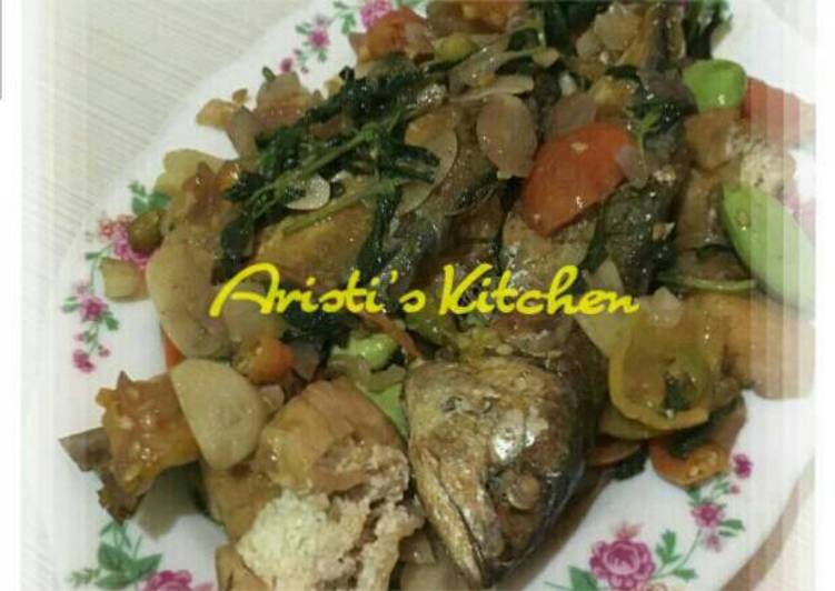 Resep Tumis ikan peda asin plus pete Sederhana Untuk Jualan