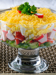 Фото Салат с Крабовыми Палочками "Быстро и Вкусно". Красивый салат на Новогодний праздничный стол 2018.