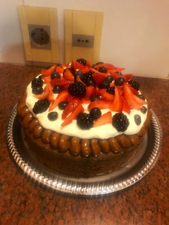 Una foto de Postre de chocolate y frutos rojos