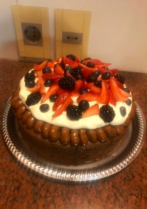Una foto de Postre de chocolate y frutos rojos