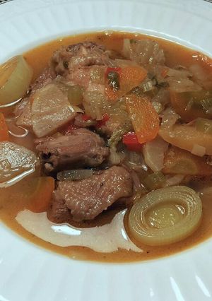 Una foto de Sopa de pollo silvestre con verduras