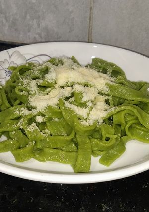 Una foto de Fideos de semolin con acelga