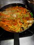 Pollo con vegetales y puré de tomates