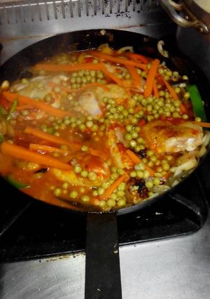 Una foto de Pollo con vegetales y puré de tomates