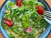 Une photo de salade verte