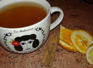 Una foto de Té de naranja, canela y limón