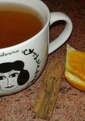 Una foto de Té de naranja, canela y limón