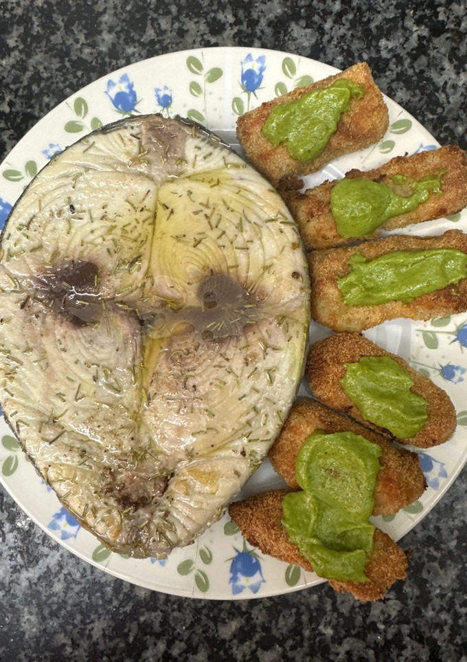 Una foto de 465. Bonito a la plancha con romero (principal pescado)