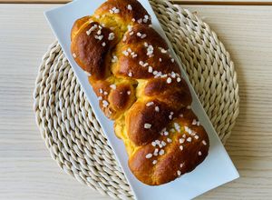 Une photo de Brioche tressée aux grains de sucre