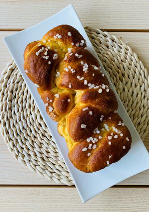 Une photo de Brioche tressée aux grains de sucre